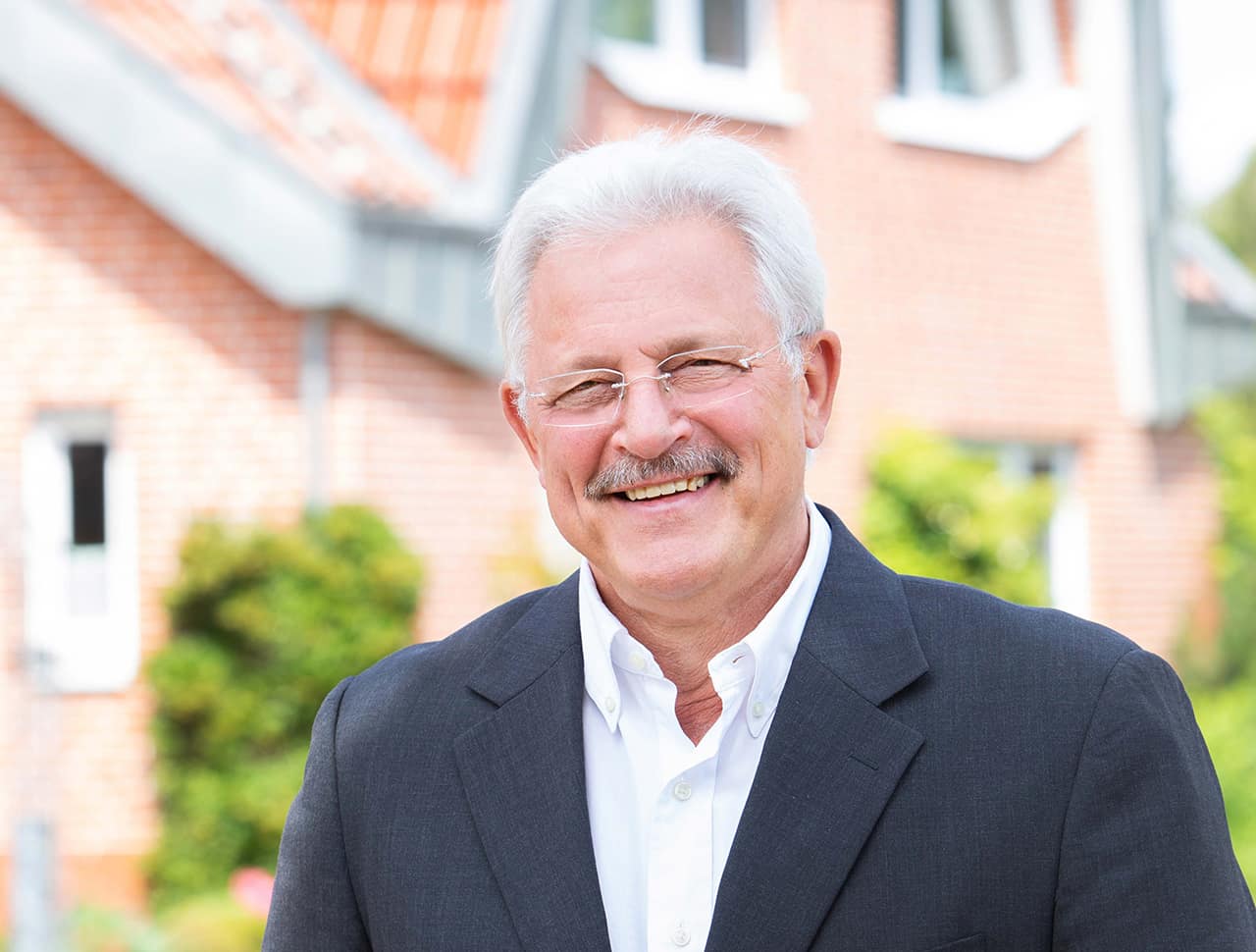 Herr Knott Laechelnd Vor Einer Immobilie herr knott laechelnd vor einer immobilie