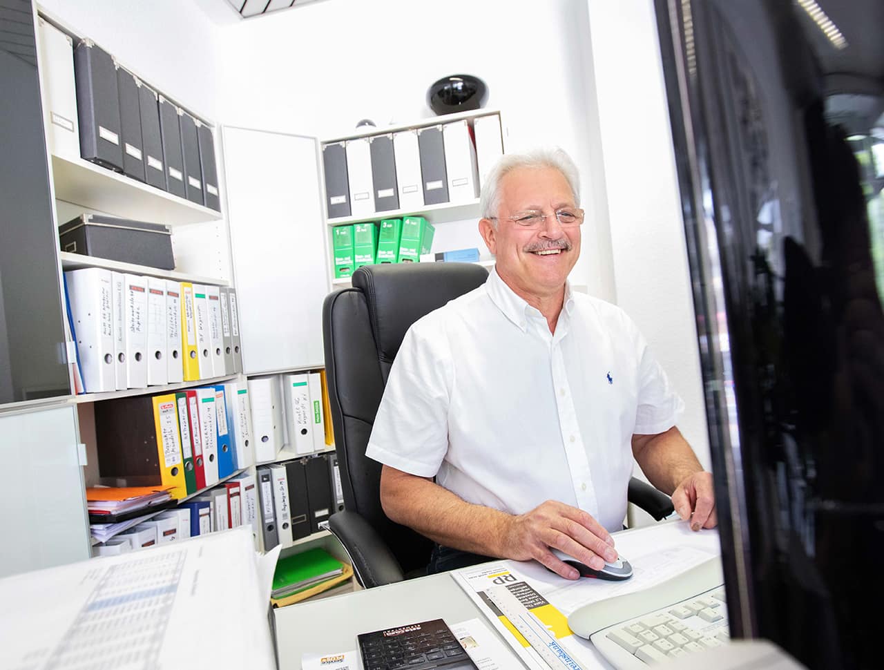 Inhaber Von Knott Immobilien Laechelnd Am Computer inhaber von knott immobilien laechelnd am computer