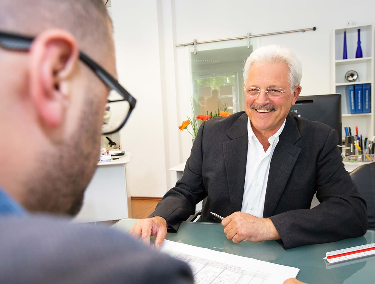 Inhaber Von Knott Immobilien Laechelnd Beim Beratungsgespraech inhaber von knott immobilien laechelnd beim beratungsgespraech